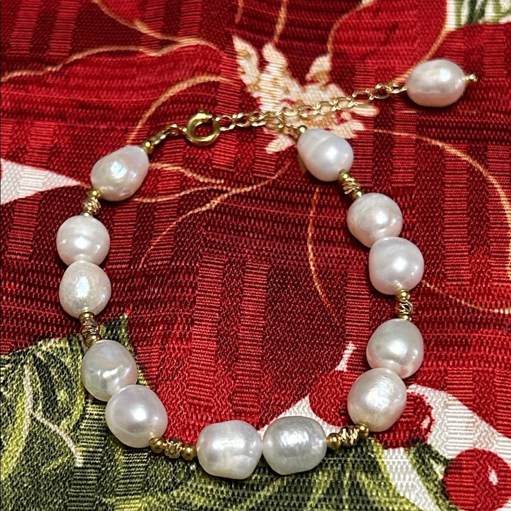 Kinsley Armelle Pearl Bracelet with Gold Accents NIP comes in red bag.
